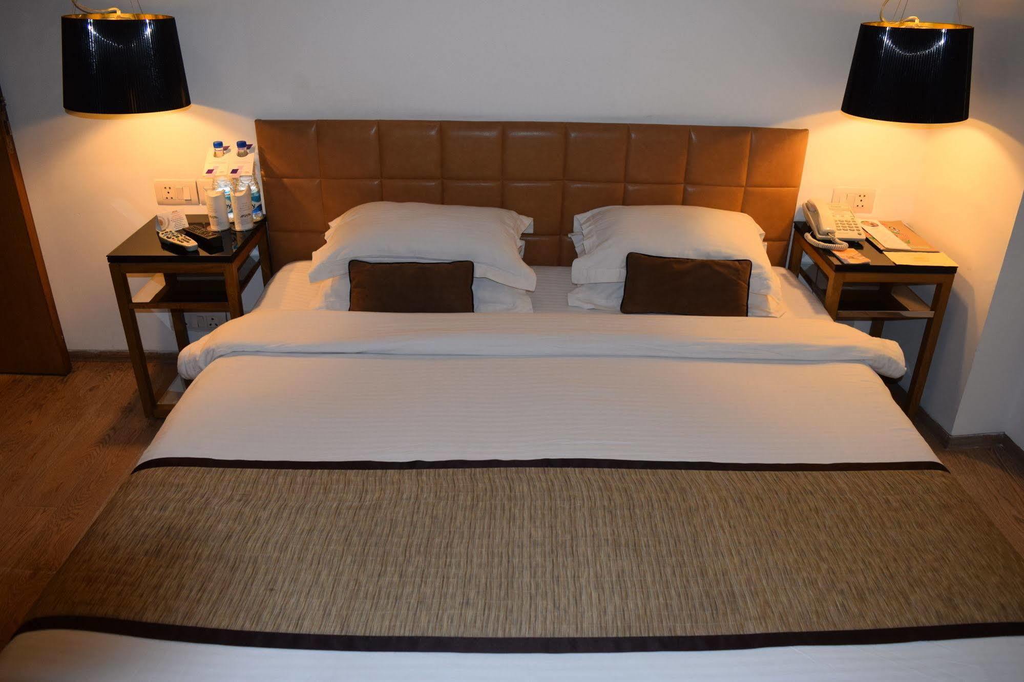 Hotel Palace Heights New Delhi Exterior photo